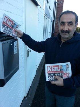 Zeki Gökhan unterwegs in Frechen bei der Verteilung der Zeitung "Klar"